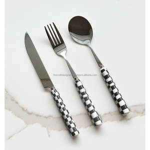 Juego de cubiertos de resina con acabado espejo para servir pasteles: tenedor, cuchillo y espátula para repostería. Sets de regalo, suministros para panadería y cafetería. - Product Image 6