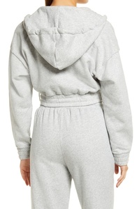 Conjunto de sudadera corta de forro polar para mujer al por mayor, de manga larga, informal, a la moda, con capucha y diseño cruzado. - Product Image 2