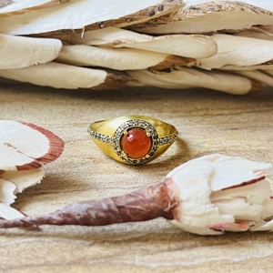 Anillo de Latón con Cornalina y Circonita de Alta Demanda, Anillo Solitario Chapado en Oro de 18k, Anillo de Estilo Vintage, Anillo de Declaración, Anillo al por Mayor para Mujer - Product Image 1