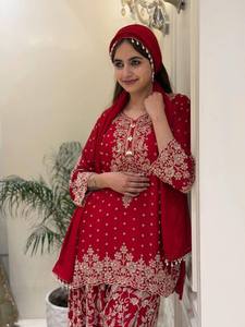 Robe Anarkali traditionnelle indienne et pakistanaise pour femmes, rouge, brodée, longue, ample, extensible, avec un motif floral - Product Image 2