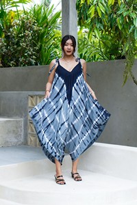 Combinaison Bohème Bleue Tie-Dye pour Femme, Sans Manches, Col en V, Coupe Ample et Fluide, Style Kaftan, Jambes Larges, Tenue de Plage - Product Image 3