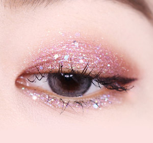 BLACK ROUGE Pearlvely I Glitter - fard à paupières liquide au fini très brillant qui sublime les yeux avec une lueur éclatante. - Product Image 4