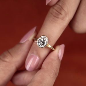 Anillo de compromiso solitario de oro de 14K con diamante ovalado engastado en bisel, joyería nupcial minimalista, fabricante y proveedor mayorista personalizado - Product Image 5
