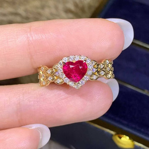 Bague de luxe en or jaune 18 carats avec rubis de Mozambique non chauffé taille cœur 1,04 ct, sertie de 41 diamants, bijoux fins - Product Image 1