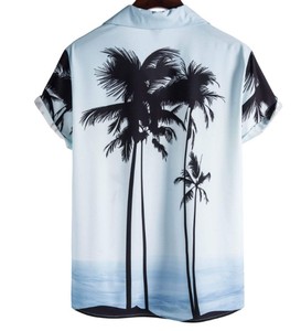 Chemise décontractée à manches courtes vert clair pour homme avec imprimé palmiers noirs, col rabattu, tenue d'été - Product Image 3