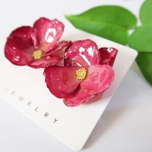 Chaque paire de boucles d'oreilles est soigneusement fabriquée en résine de haute qualité et en roses. La résine transparente de HWC. - Product Image 3