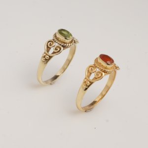 Bague ovale en péridot naturel, ton or, bande en filigrane, style vintage, faite à la main, élégante, bijou de créateur pour femme - Product Image 3