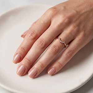 Bague minimaliste en or massif 10K, 14K, 18K avec diamant de laboratoire rond de 0,17 ct certifié IGI, couleur E, pureté VVS, motif chevron. - Product Image 4