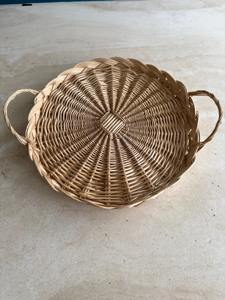 Grand plateau rond en rotin, idéal pour une présentation en centre de table sur une table à manger ou une table basse, avec des bougies ou des objets décoratifs. - Product Image 2