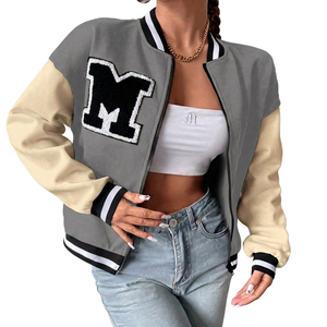 แจ็คเก็ตหนังสีชมพูแบบ Varsity สีดำ ไซส์ M ปักลาย แขนสีเบจ ปิดกระดุมแบบปกปิด สวมใส่สบาย ความยาวปกติ สำหรับทุกเพศ ตกแต่งด้วยผ้าปะติด - Product Image 2