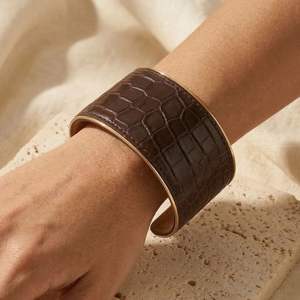 Brazalete de Cuero Ancho con Patrón de Cocodrilo Vintage, Joyería Ajustable - Product Image 6