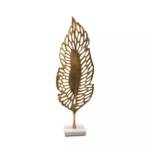 Sculpture d'art en forme de plume plaquée or, décoration de table artistique, forme irrégulière, design contemporain fait main pour salon - Product Image 2
