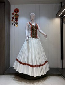 Lehenga Choli Romano Tradicional de Alta Calidad con Diseño de Encaje Gota Patti, Traje de Boda Indio para Eventos Culturales de Navratri - Product Image 4
