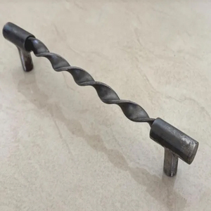 Poignées de tiroir en fer torsadé faites à la main, poignées de meuble rustiques noires, poignée de meuble en fer forgé à la main, poignée spirale en fer forgé, noir rustique - Product Image 1