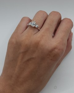 Anillo de Compromiso de Diamantes Cultivados en Laboratorio para Mujer, 3 Piedras, PT950 VS1, Forma de Pera, Ovalada y Redonda, Banda Nupcial, Oro Blanco, Certificado IGI, Joyería de Boda - Product Image 6