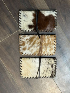 Produits les plus vendus Pochette à tabac en cuir de vachette roulant 100% Étui à cigarettes en cuir véritable fabriqué à la main Hair On Hide Tobacco Wallet - Product Image 3