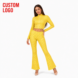 Conjunto deportivo de dos piezas para mujer con logotipo personalizado, estampado de leopardo, top corto de manga larga con cremallera completa y pantalones acampanados de cintura alta. - Product Image 3