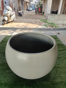 กระถางต้นไม้ทรงกลม ไฟเบอร์กลาส น้ำหนักเบา ทนทาน ดีไซน์ทันสมัย คลาสสิก สำหรับแขวน ตกแต่งบ้าน ใช้ภายนอกอาคาร ผลิตโดย KNT Creations รุ่น Maharashtra - Product Image 5