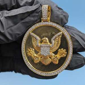 Pendentif Aigle Bicolore Texturé en Argent 925 Plaqué Or avec Moissanite VVS, Style Hip Hop, en forme de Cercle, type Médaillon Aigle en Vol - Product Image 1