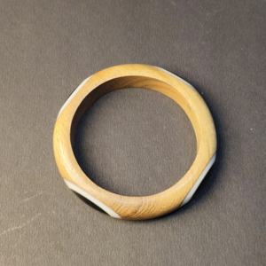 Brazalete de Resina y Madera Hecho a Mano de Lujo, Joyería Artesanal de Madera con Diseño Geométrico Incrustado en Blanco para Mujer, Ecológico - Product Image 2