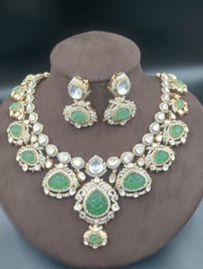 ชุดสร้อยคอและต่างหูประดับพลอยโพลกีชุบทองคำแท้สไตล์คลาสสิกจาก Amaira Jewels พร้อมกรอบแบบ Bezel สำหรับผู้หญิง เหมาะสำหรับงานแต่งงาน - Product Image 1