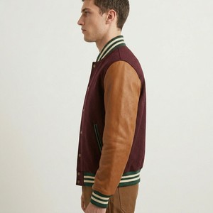 Chaqueta Universitaria Borgoña para Hombre con Mangas en Contraste Color Bronceado, Cuello con Rayas Acanaladas, Cierre de Botones a Presión, Corte Regular, Ropa Exterior Universitaria - Product Image 3