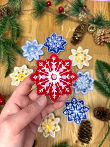 Ornement de Noël suspendu en coton brodé fait main - Décoration festive durable, écologique et colorée de 15 cm pour la maison - Product Image 2