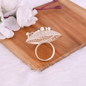 Anillo Grande Ajustable Boho con Diseño Floral de Gemas de Perla y Hidroperlas Verdes - Product Image 6