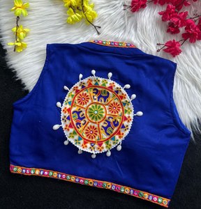 Blusa de Rayón Especial para Navratri con Trabajo Kodi, Diseño Abierto por Delante, Acolchada, Colección de Blusas Étnicas de Diseñador - Product Image 2