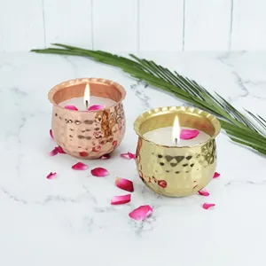 Ensemble de 2 pots à bougies dorés et cuivrés, pièces décoratives élégantes, récipient en métal doré martelé, diamètre 9 cm, hauteur 7,5 cm - Product Image 1