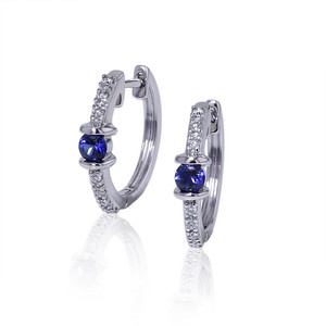 Boucles d'oreilles en or 14 carats serties de saphirs bleus et de diamants de laboratoire - Product Image 1