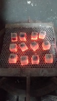 Desde Indonesia, estas briquetas se producen solo con cáscaras de coco y garantizan una calidad de primera.