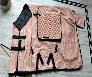 Couverture de selle intégrée pour cheval avec 4 sangles de fixation et doubles fermetures poitrine pour l'entraînement extérieur toutes saisons, fabriquée en Inde - Product Image 4