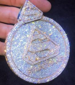 Colgante de Moissanita Redonda de 4 Quilates Chapado en Oro Amarillo de 14K con Diseño de Disco Personalizable con Letra para Fiestas - Product Image 2