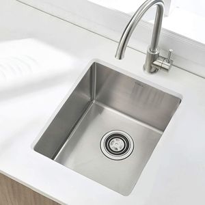 Fregadero de Cocina Individual Hecho a Mano de 15 x 17 x 9 Pulgadas, Acero Inoxidable de Calibre 16, Diseño Elegante para Instalar Bajo Encimera - Product Image 1