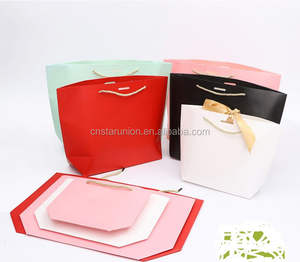 Bolsa de Papel para Regalos y Dulces con Laminado Brillante Rosa Personalizado, Estilo Moderno, con Asa de Listón, Producto de Embalaje en Oferta - Product Image 2