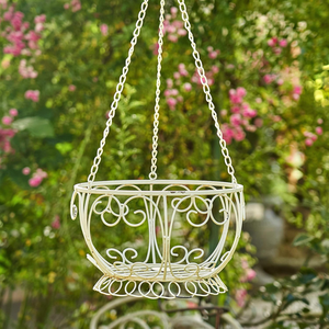 Élégante corbeille à fleurs suspendue en fer blanc avec détails en volutes et suspension par chaîne pour balcon, patio, jardin et extérieur - Product Image 5