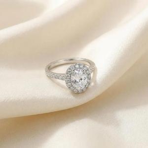 Anillo de Compromiso con Diamante Blanco de Corte Ovalado en Oro Blanco Sólido con Banda de Diamantes Micro Pavé, Engaste Clásico Halo y Regalo - Product Image 4