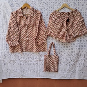 Ensemble de pyjama en tissu de coton imprimé à la main de haute qualité avec chemise à manches longues et short à taille élastique, vêtements de nuit pour femmes - Product Image 1