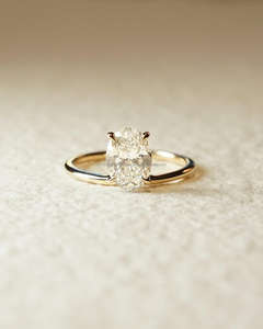 Anillo de Diamantes con Corte Oval Brillante en Oro Amarillo de 10K/14K/18K, Elegante y Atemporal, para Compromiso, Boda, Aniversario, Joyería Fina para Mujer - Product Image 1