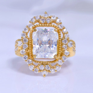 Anillo de Compromiso de Moissanita Chapado en Oro, Corte Esmeralda, Engaste Pavé, Anillo de Cóctel, Joyería de Moda Glam para Mujer - Product Image 1