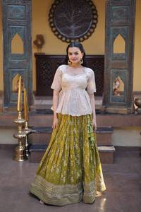Falda Lehenga Estampada de Diseñador para Mujer con Top Peplum Bordado, Ropa Étnica Tradicional, Ropa de Fiesta, Atuendo Indio Fusionado - Product Image 1