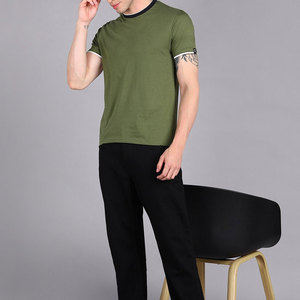Camiseta de Manga Corta para Hombre, Color Verde Oliva, Cuello Redondo, Corte Ajustado, Ribete en Contraste, Estilo Casual, 100% Algodón Jersey, Color Sólido - Product Image 5