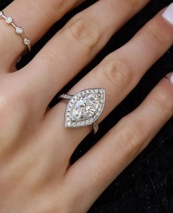 Anillo de compromiso de moissanita con corte marquesa de 2.70 TC, halo vintage, oro blanco de 14k, banda catedral y puente pavé - Product Image 3