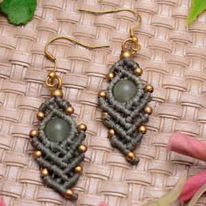 Boucles d'oreilles pendantes géométriques en macramé avec pierre naturelle sertie clos, plaqué or 22 carats, style bohème pour femme, à porter au quotidien - Product Image 4