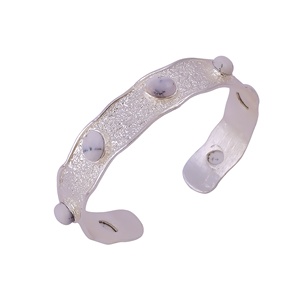 Brazaletes Abiertos Texturizados Plateados con Ópalo Dendrítico, Hechos a Mano, con Cabujón Ovalado de Ópalo, Ajustables, Modernos y Elegantes - Product Image 5