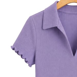 เสื้อโปโลครอปผู้หญิงสีม่วงลาเวนเดอร์ ผ้าถักลายริบ แขนสั้น ทรงเข้ารูป คอวี ชายเสื้อแบบลูกไม้ ยืดหยุ่น สวมใส่สบาย แฟชั่นทันสมัย - Product Image 3