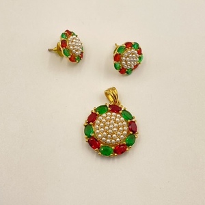 Juego de Collar y Pendientes de Perlas con Piedras Rojas y Esmeralda, Chapado en Oro de 22K, Joyería Nupcial, Precio al por Mayor - Product Image 1