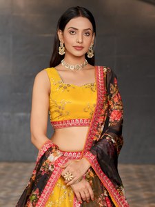Conjunto de lehenga de gasa amarilla con bordado floral y dupatta negra para dama de honor - Product Image 2