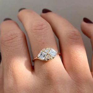 Bague de fiançailles en or jaune 14 carats avec diamant de laboratoire émeraude carré 1 carat, bijoux fins modernes pour mariée - Product Image 1